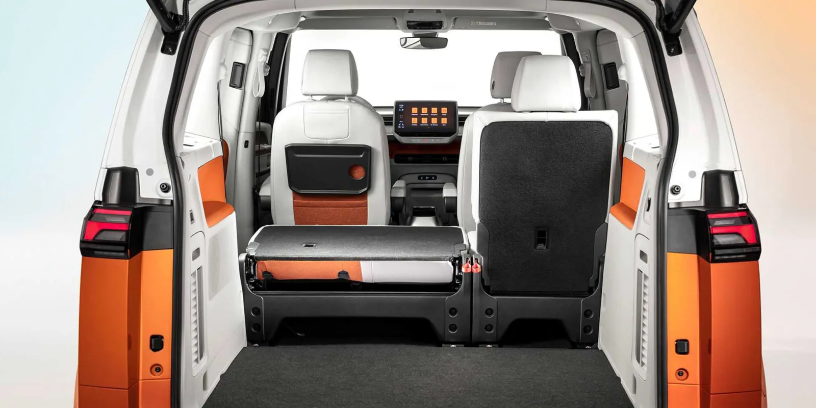 Blick durch ge&ouml;ffnete R&uuml;ckraumklappe in einen Transporter